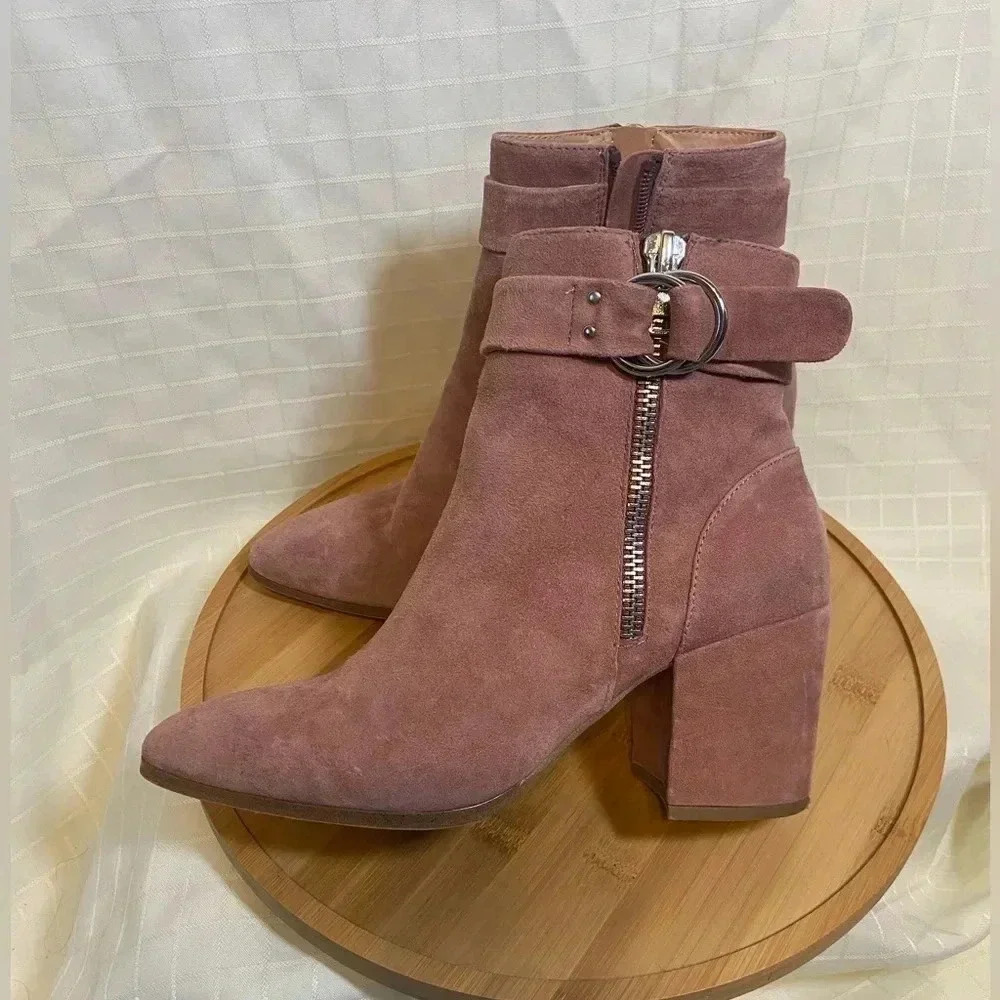 Women’s 9.5 Steve Madden beautiful pink suede leather boots